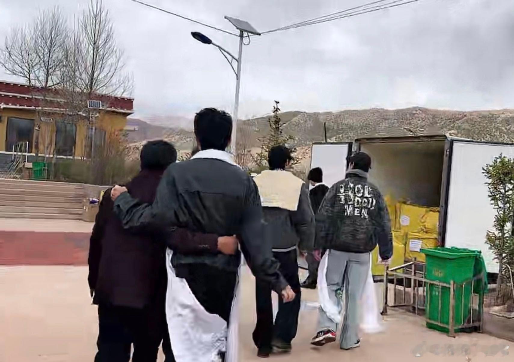 十个勤天送校服 看到少年们和藏医药学校的孩子们再次同框，心里真的暖呼呼的。这个校