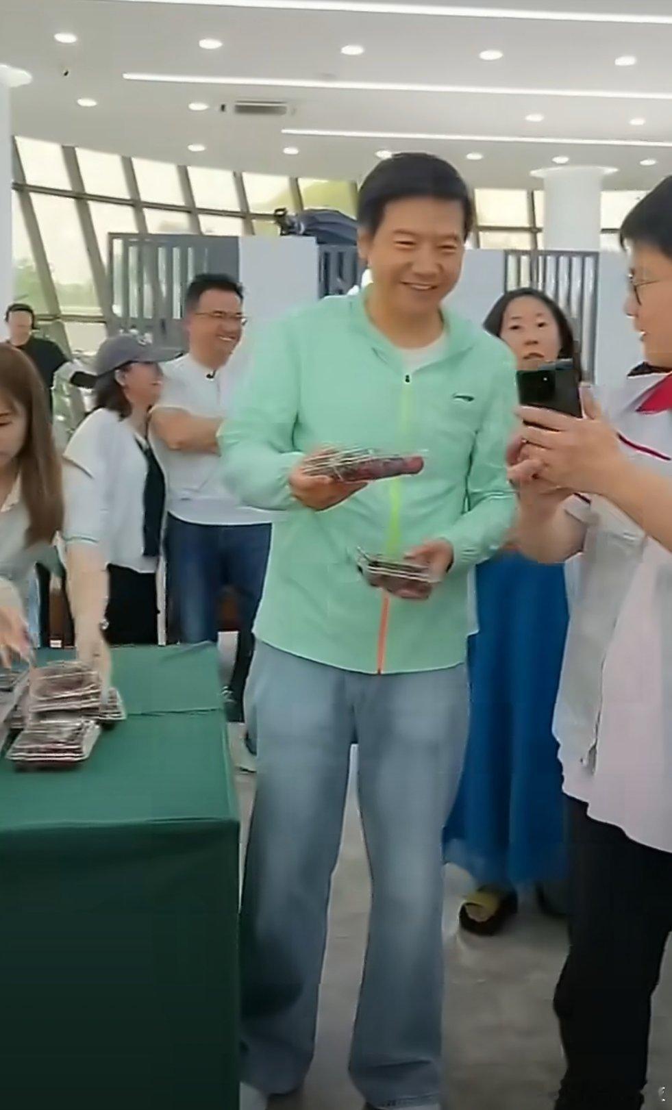 雷军盐城送车厘子今天雷军现身盐城试验场，给驻扎在此的研发工程师们送去大量车厘子，