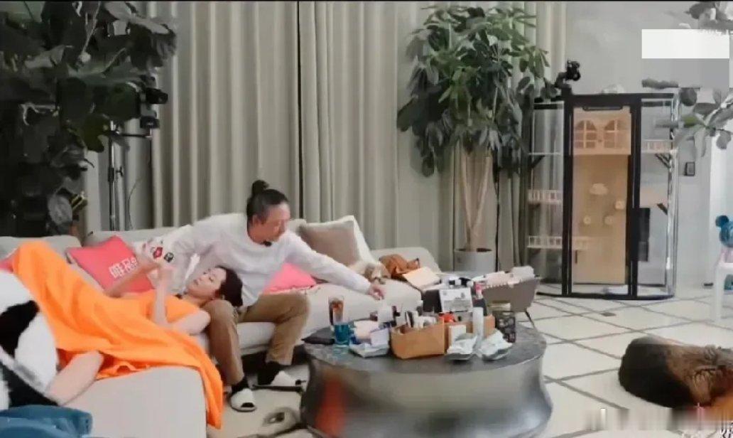 坦白讲，三宝除了年龄大点，确实也挺有魅力的！首先，他的人脉很强，社交魅力有放眼整