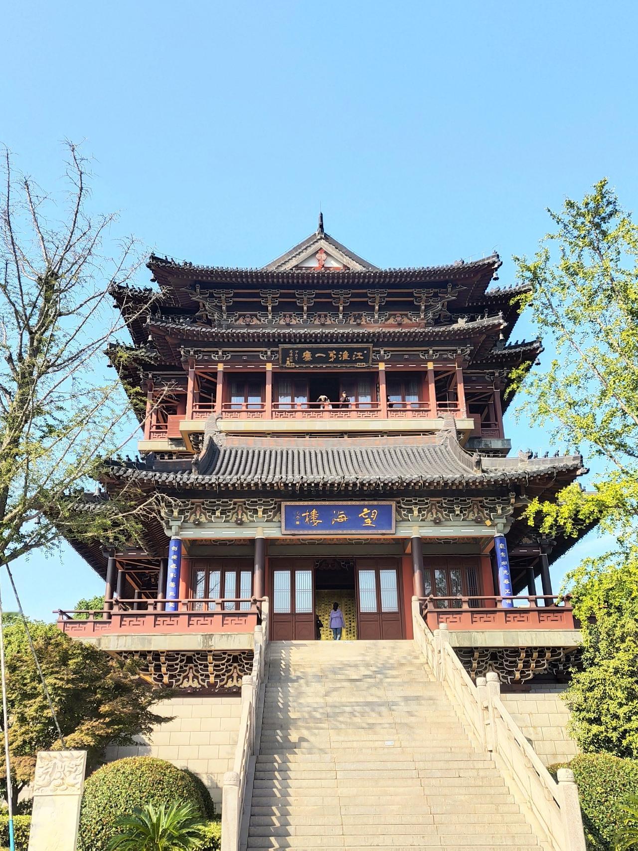 十点多出泰州火车站，坐1路公交车到梅兰芳纪念馆。这里是泰州凤城河风景区，梅园、桃