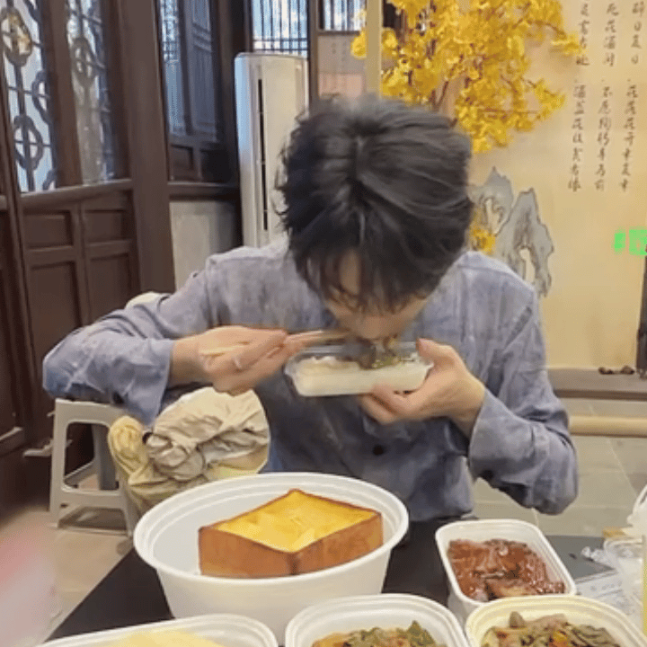 夏之光被医学生包围了 这个小光光吃饭这么香 晚上立马同款安排上