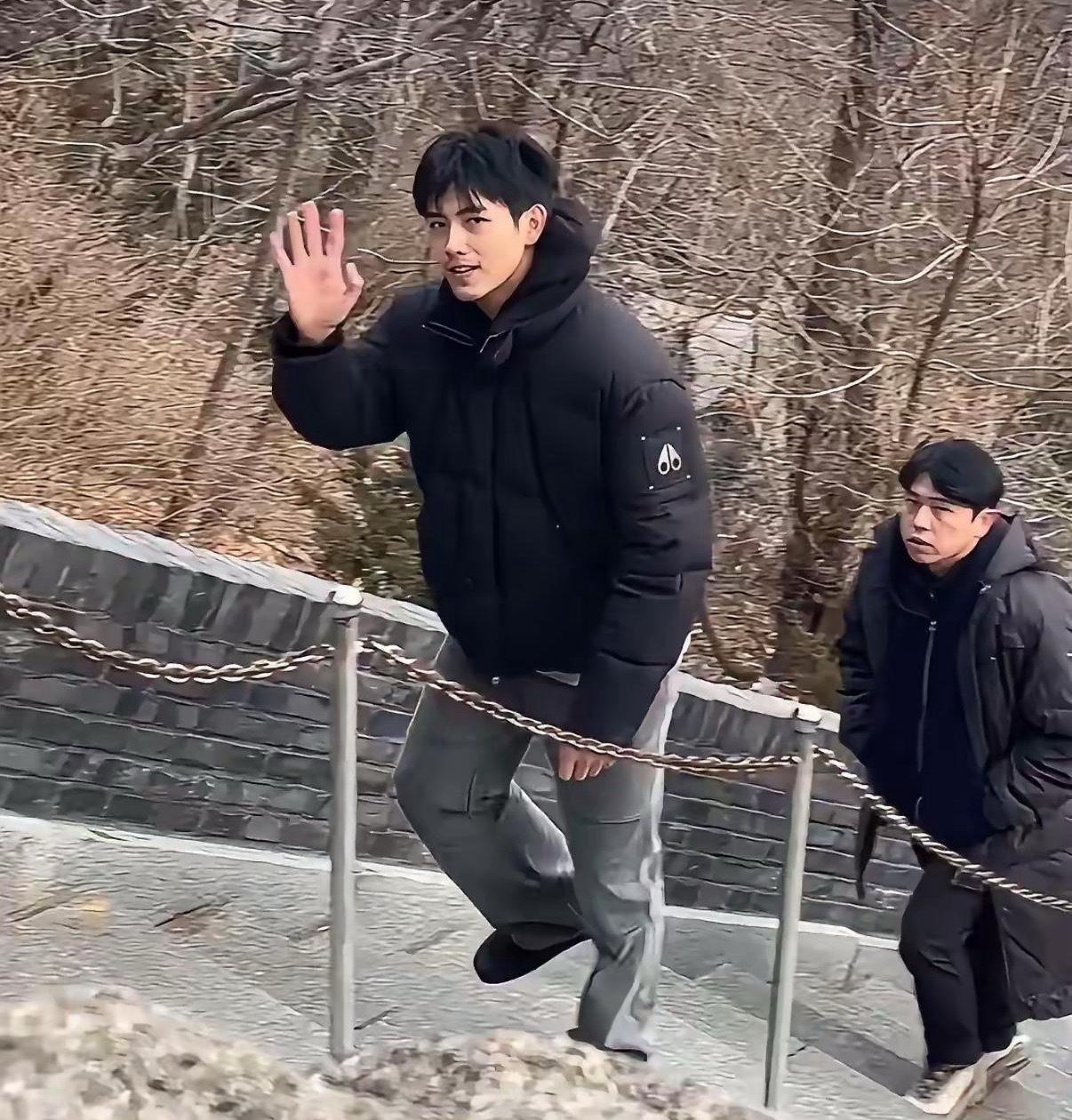 陈凯歌的27岁大儿子陈雨昂和25岁小儿子陈飞宇到大孤山祈福，两兄弟一个像爸爸，一