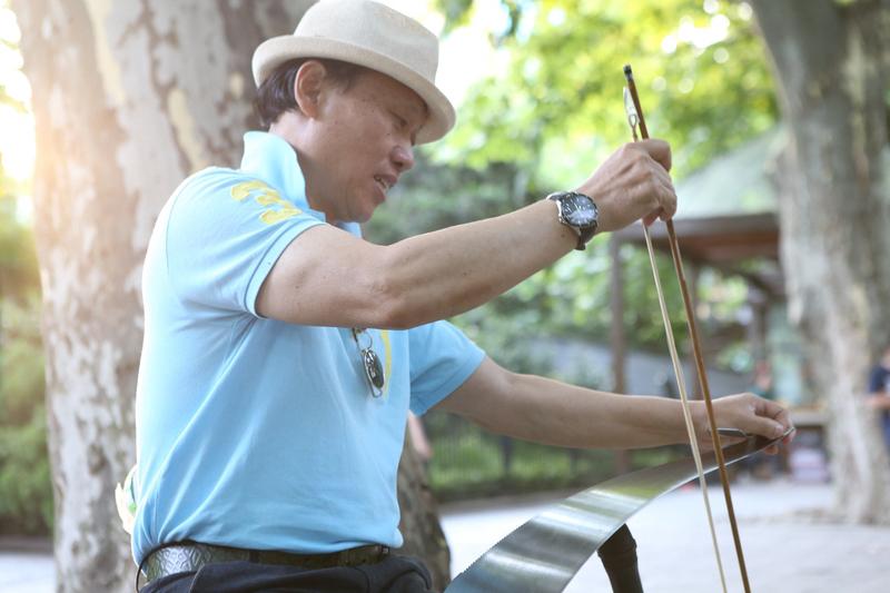 上海静安公园门口，85岁的俞寿柏爷叔用一把钢锯惊艳众人。他一手持锯控制弯度，一手