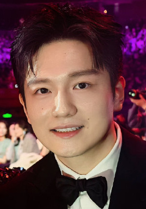 第一次这么清晰看见老公的脸啊。。。 