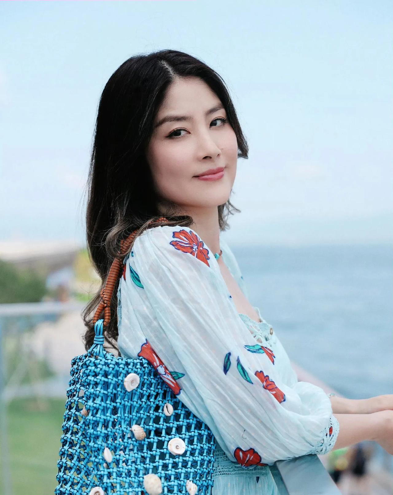 人到中年的松弛感，都藏在陈慧琳这套海边穿搭里
 
一直很欣赏陈慧琳身上从容舒展的
