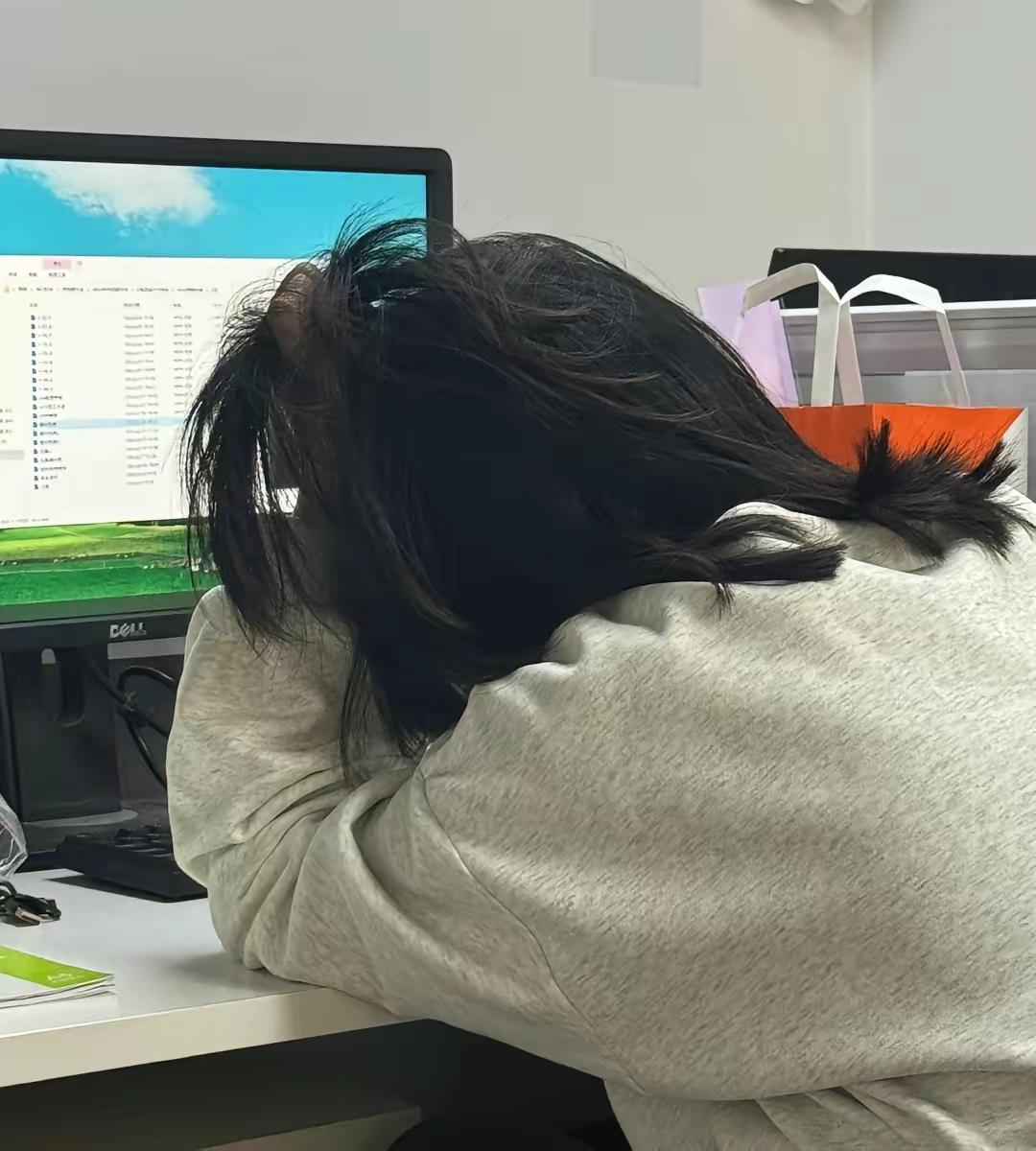 大家上班都不容易……
一天熬一熬就过去了……
大多数人都是为了碎银几两……
做着