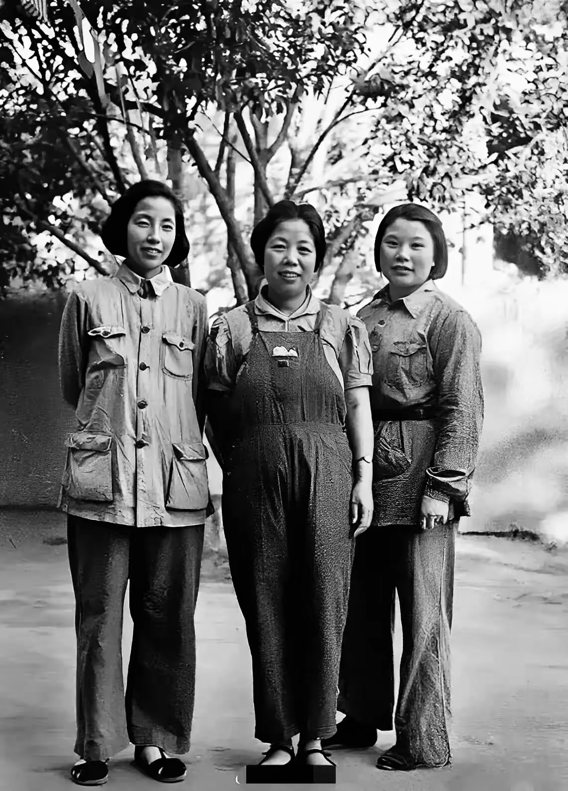 1944年，延安。周恩来夫人邓颖超与彭德怀夫人浦安修、朱德夫人康克清合影。 
