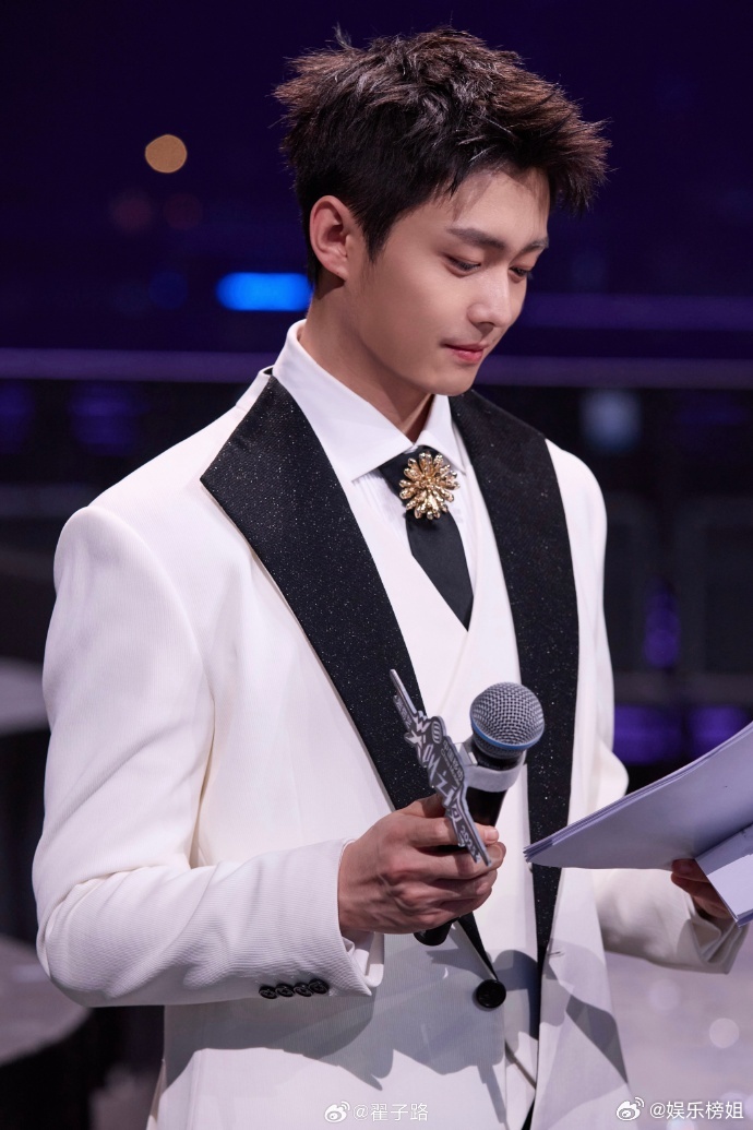 翟子路瘦了好多翟子路在2025爱奇艺尖叫之夜主持人，肉眼看到真的瘦了好多，下颚线