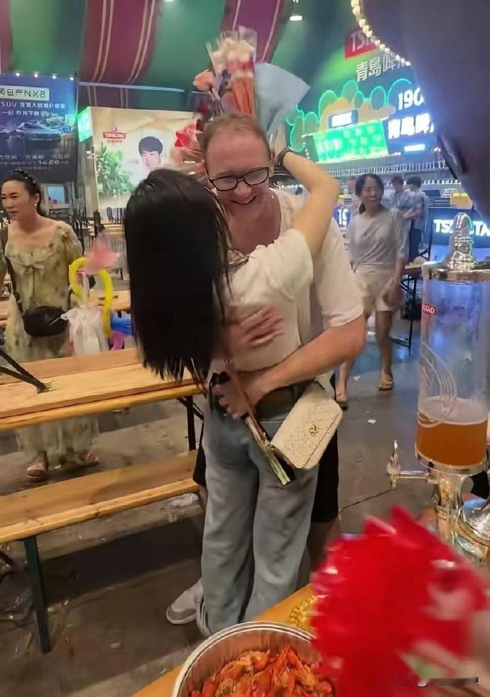 青岛夜市这波操作，真是让人看傻了眼！一束花、一顿排挡、一扎啤酒，就能把小仙女“骗
