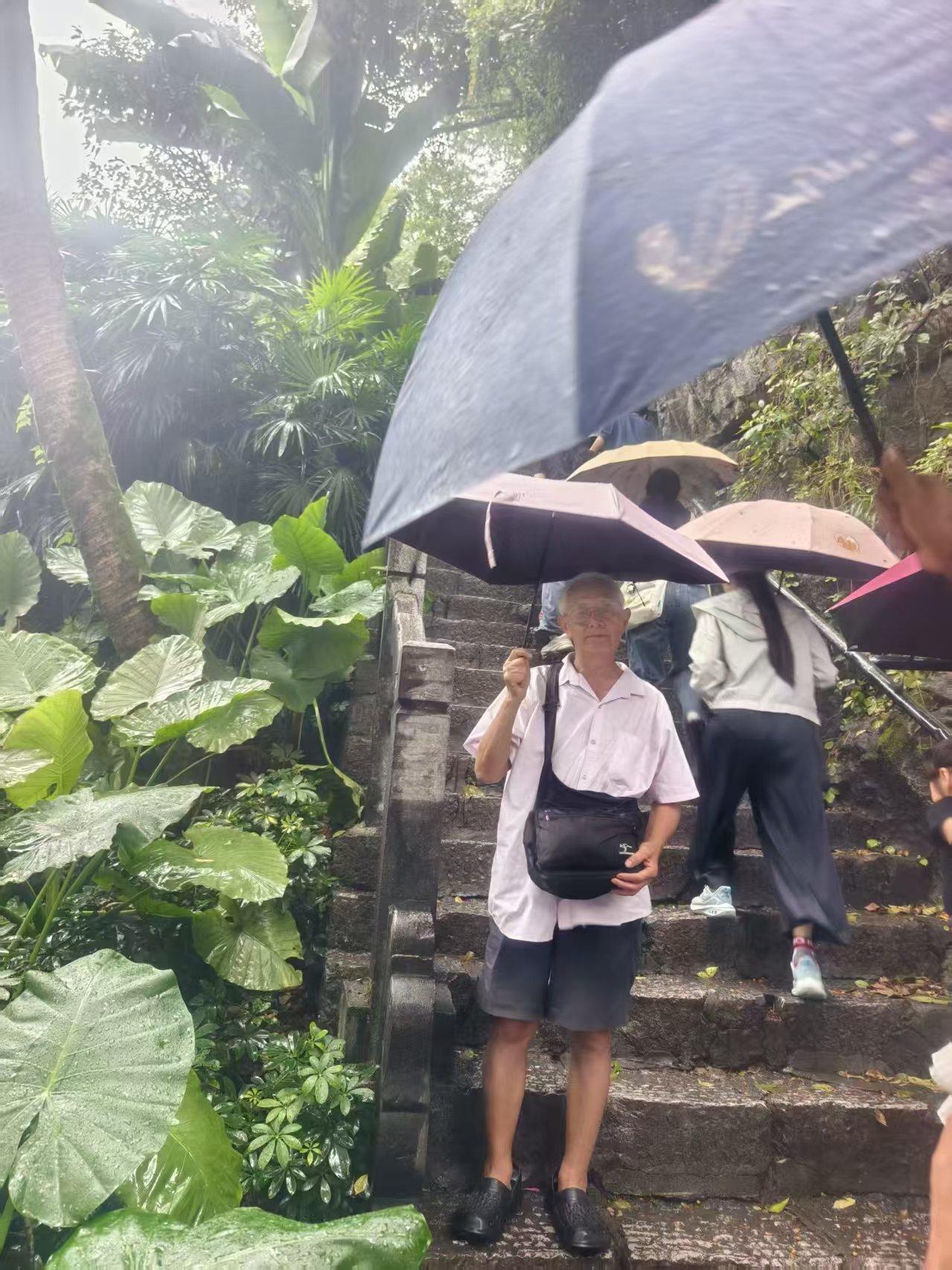 国庆节下午桂林景区突降喜雨
游人一阵慌乱之后皆大欢喜

国庆节下午，我们正在杭州