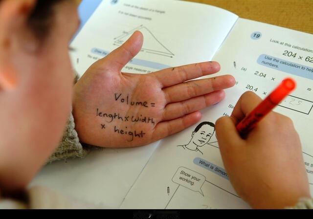 当了老师才懂，作弊藏不住

站上讲台才发现，学生作弊的痕迹远比想象中明显。低头瞟