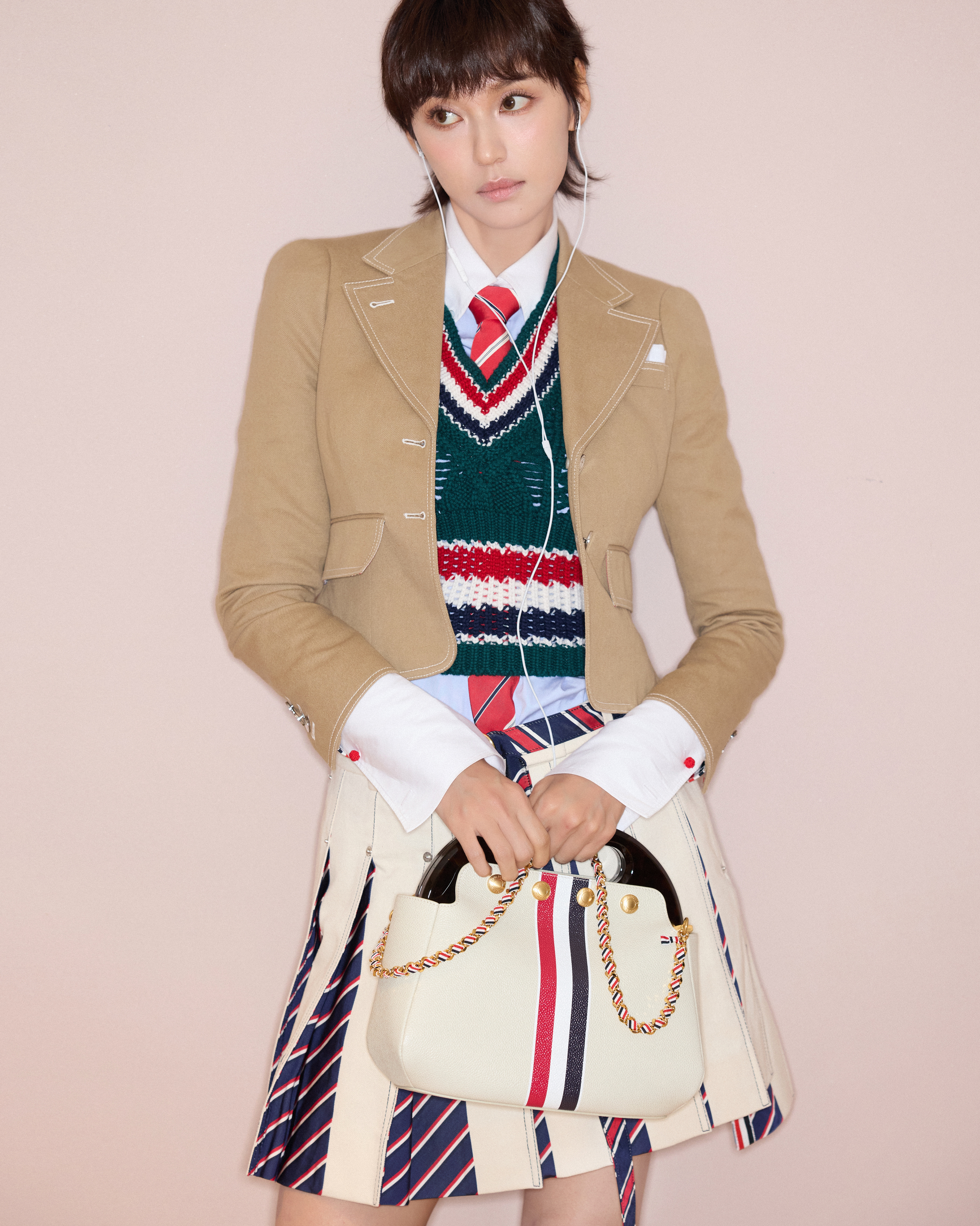 哇呜  ～  喜欢这个造型 ！来自时尚宠儿的新版图 ，大牌青睐不断的演员王丹妮又