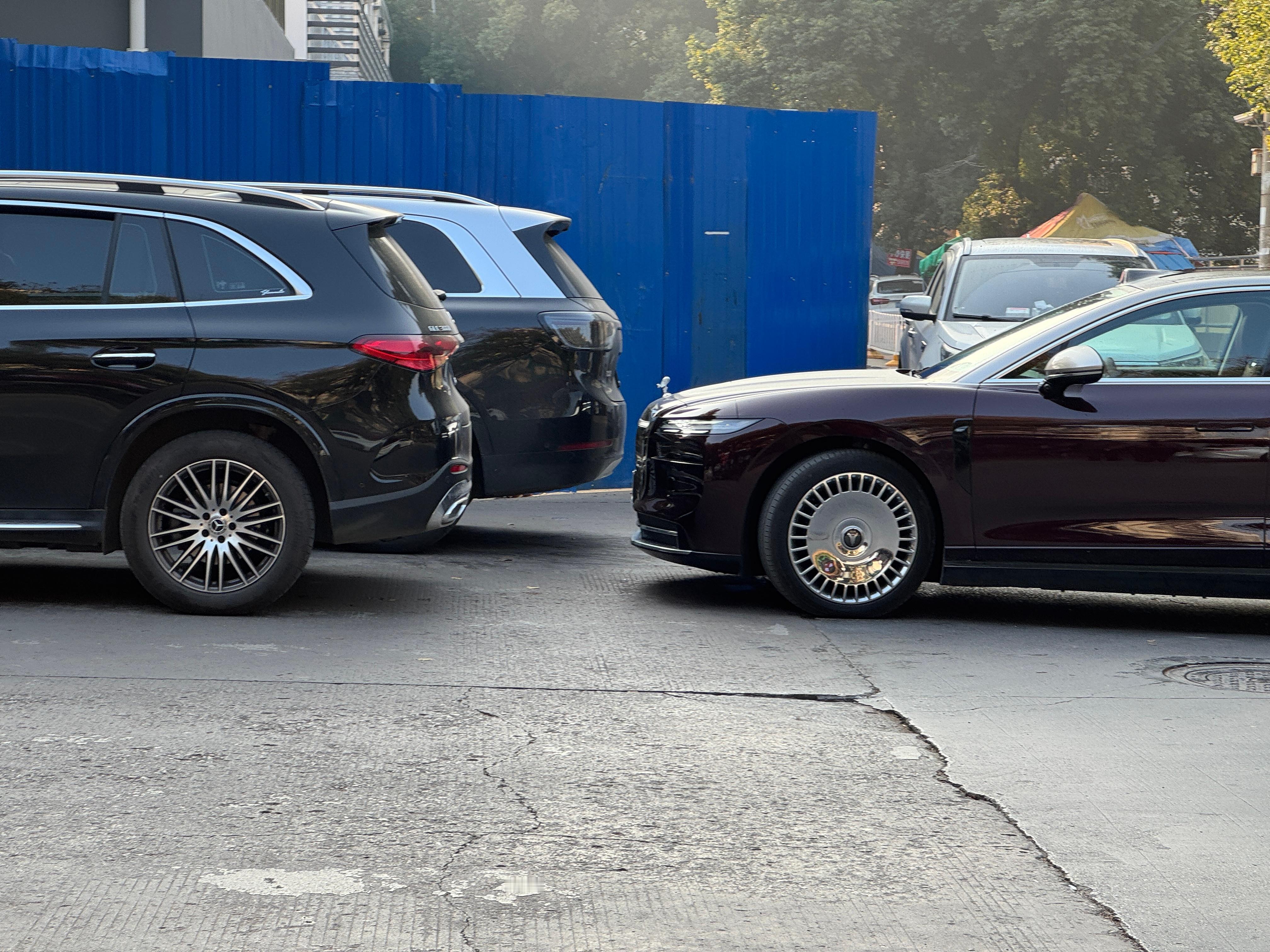 我拿这台新的红内追光L这车代步一周了太省钱了，我没加过油因为充满电能开410km