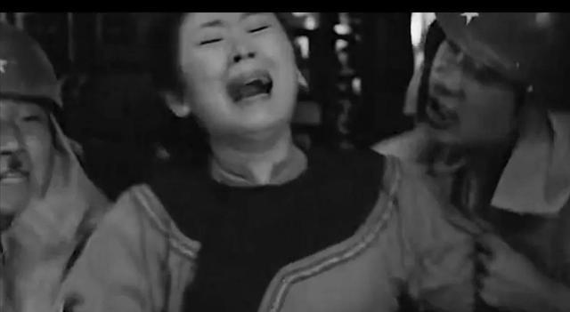 “谁能杀鬼子，我就和他睡觉！”1943年，女土匪吕芪见很多男人垂涎她的美色，说道