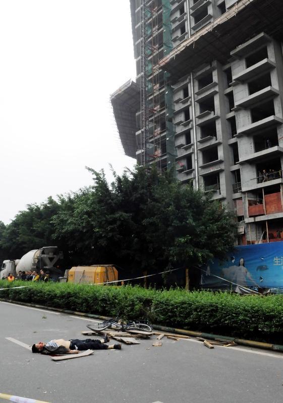 可要是跳楼的人自己没了，就得由他的家属承担伤者的医疗、护理等合理开支。想想这对被