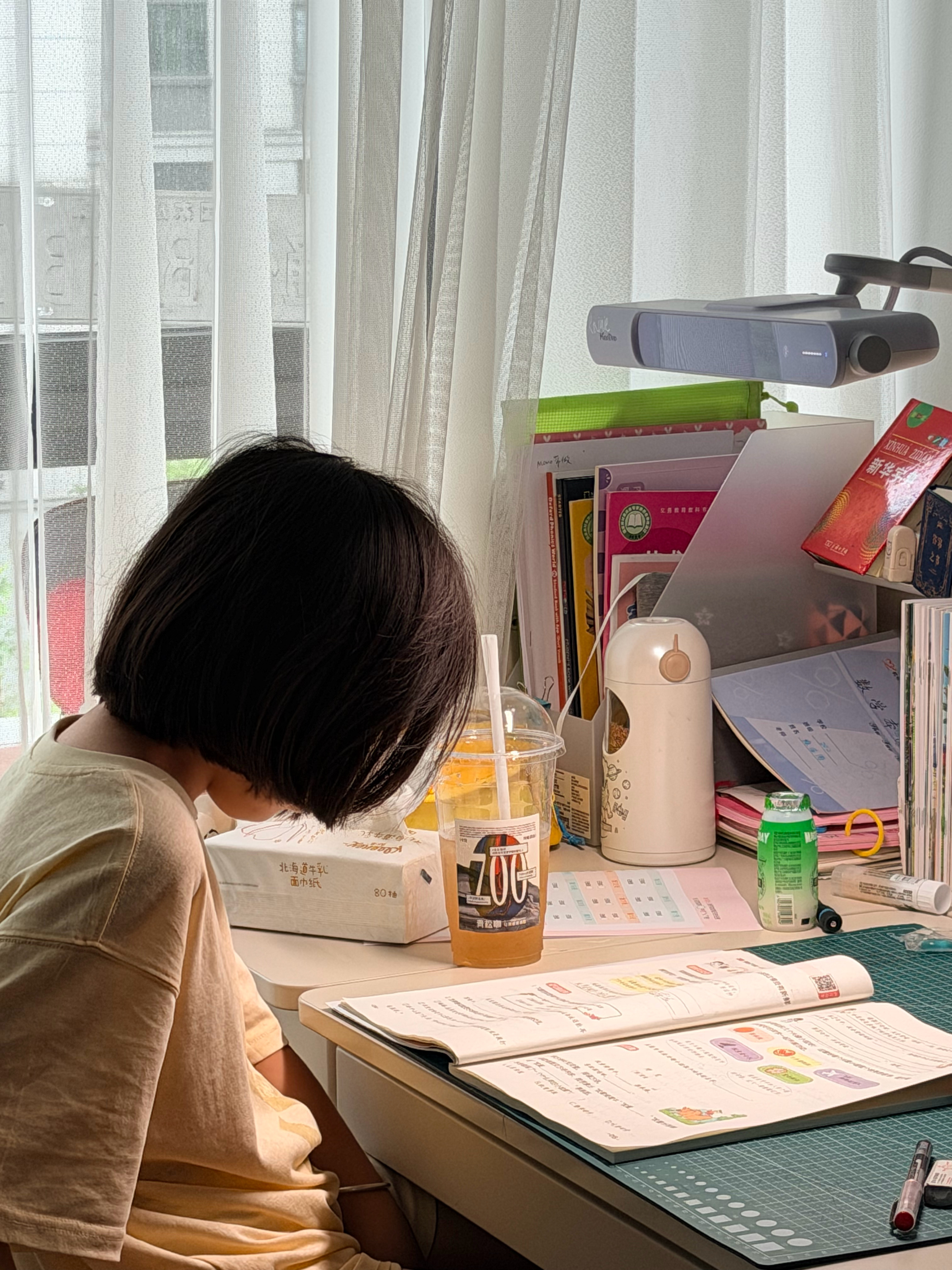 我运动完刚回家 孩子正在写作业