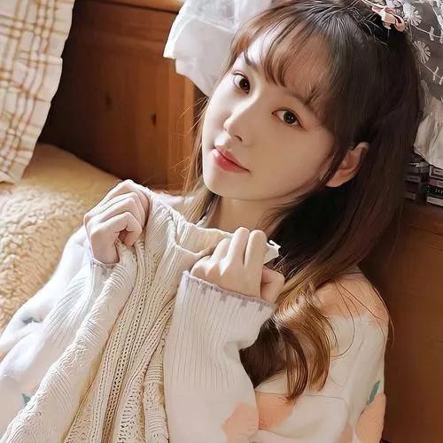 慵懒的午后，温柔的阳光洒在温暖的床上，少女轻轻拉开毛毯，露出温柔的微笑。