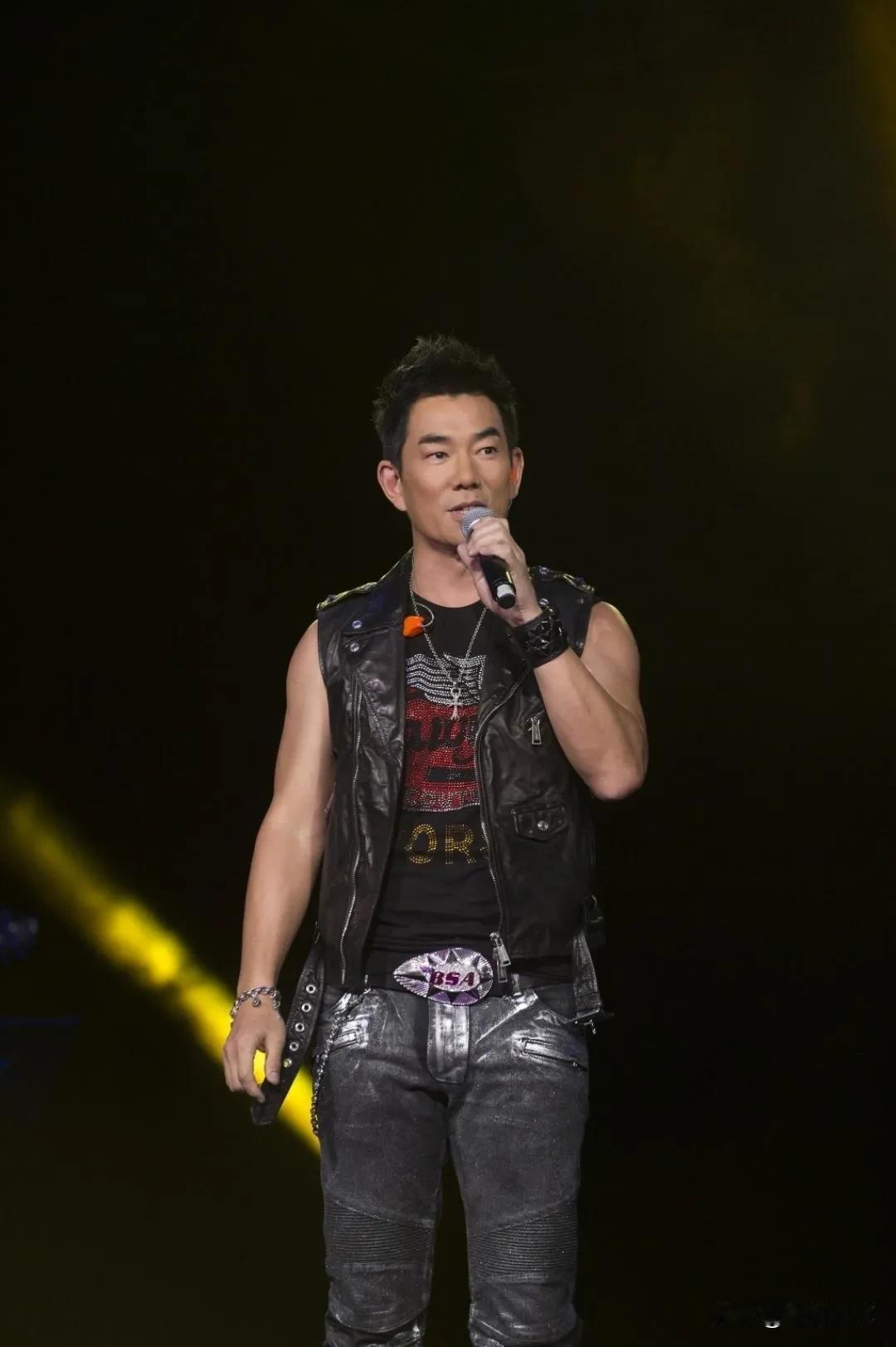 歌手任贤齐说：1996年，我出了《心太软》那张专辑以后，我回老家探亲，因为我老家