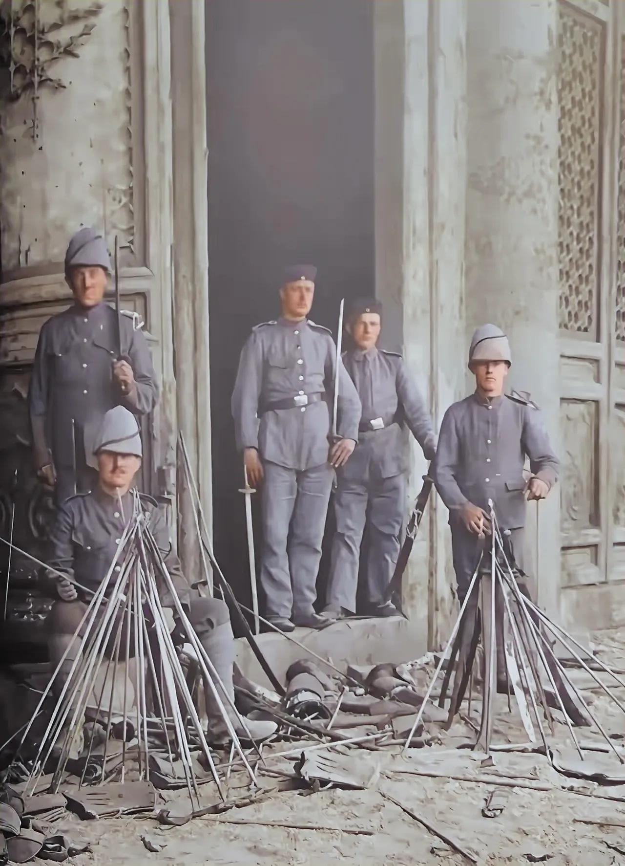 1900年，八国联军攻入北京紫禁城，这是他们从清军武器库中收缴的战利品，全都是大