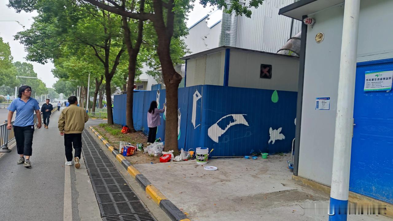 街头艺术的创意涂鸦，确实能点亮城市的角落。像银川鼓楼一带，四川小伙大林创作的墙绘