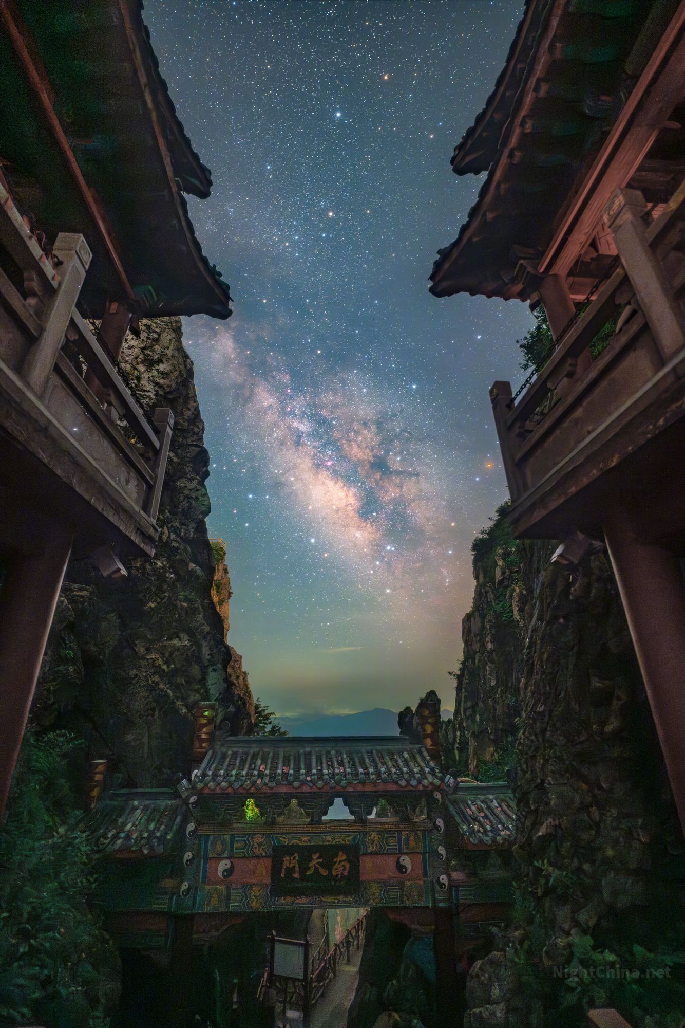 传说里天门有开有阖，这一夜它显然没有关。匾额之上，银河正从隘口涌入；匾额之下，门