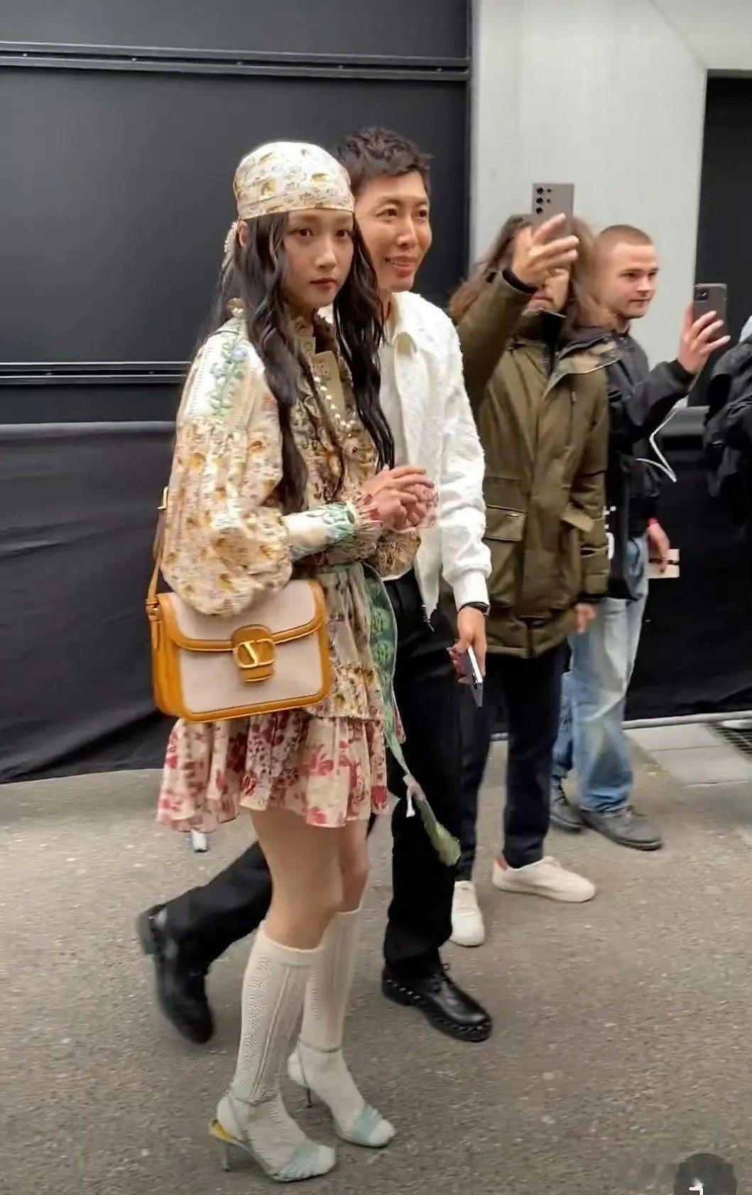关晓彤这个看秀造型如何？ ​​​