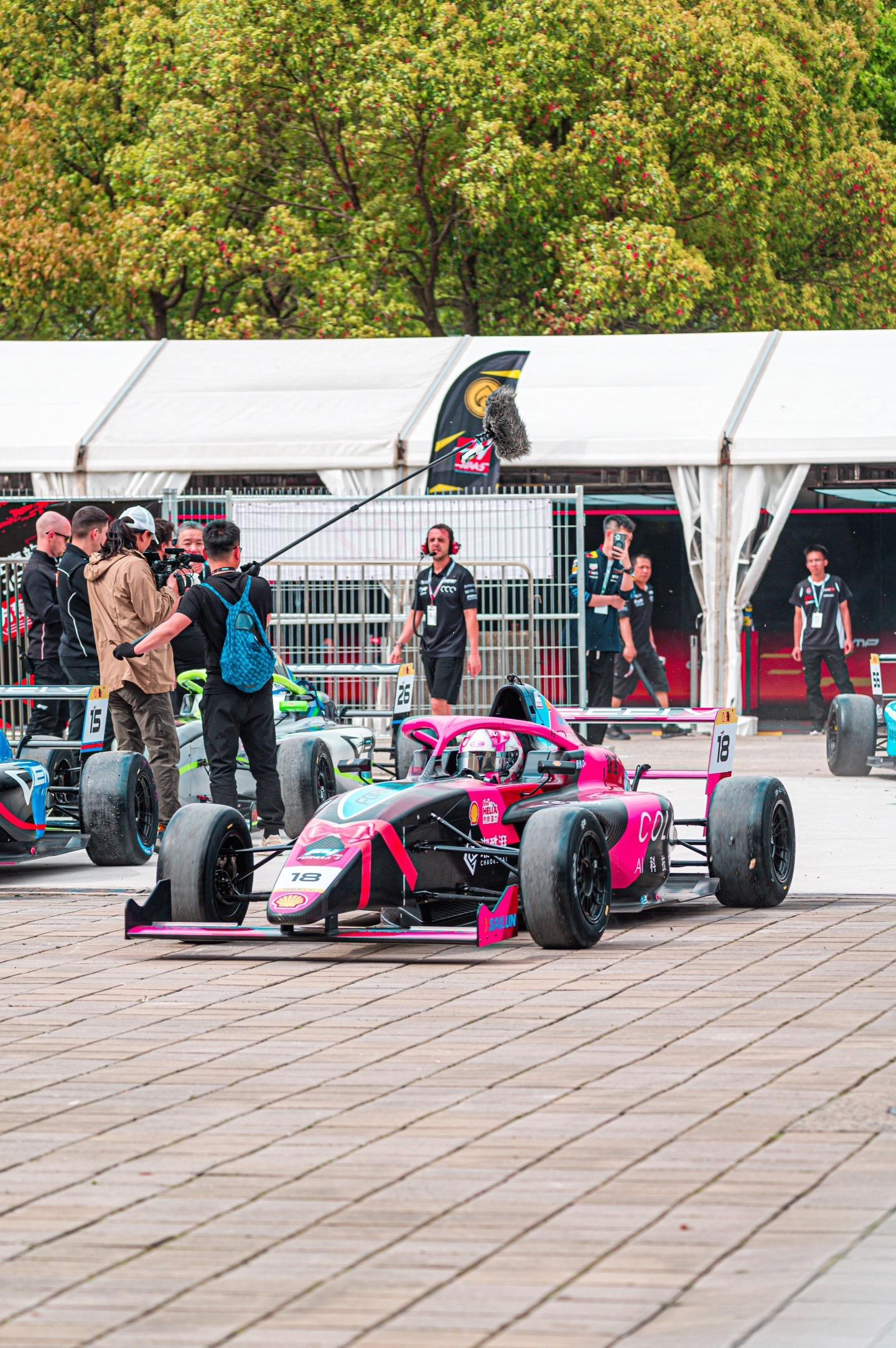 翻到了去年上赛准备进场的铁豆 一个月后她将参加F1学院赛季揭幕战 她的...