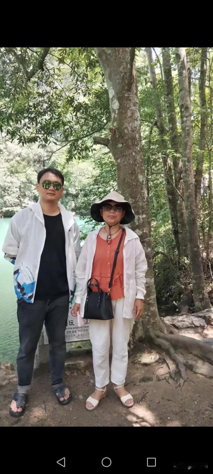 “老婆子，怪不得别人羡慕你，我都羡慕你！你真有点憨福气！”

老伴打牌回来，我指