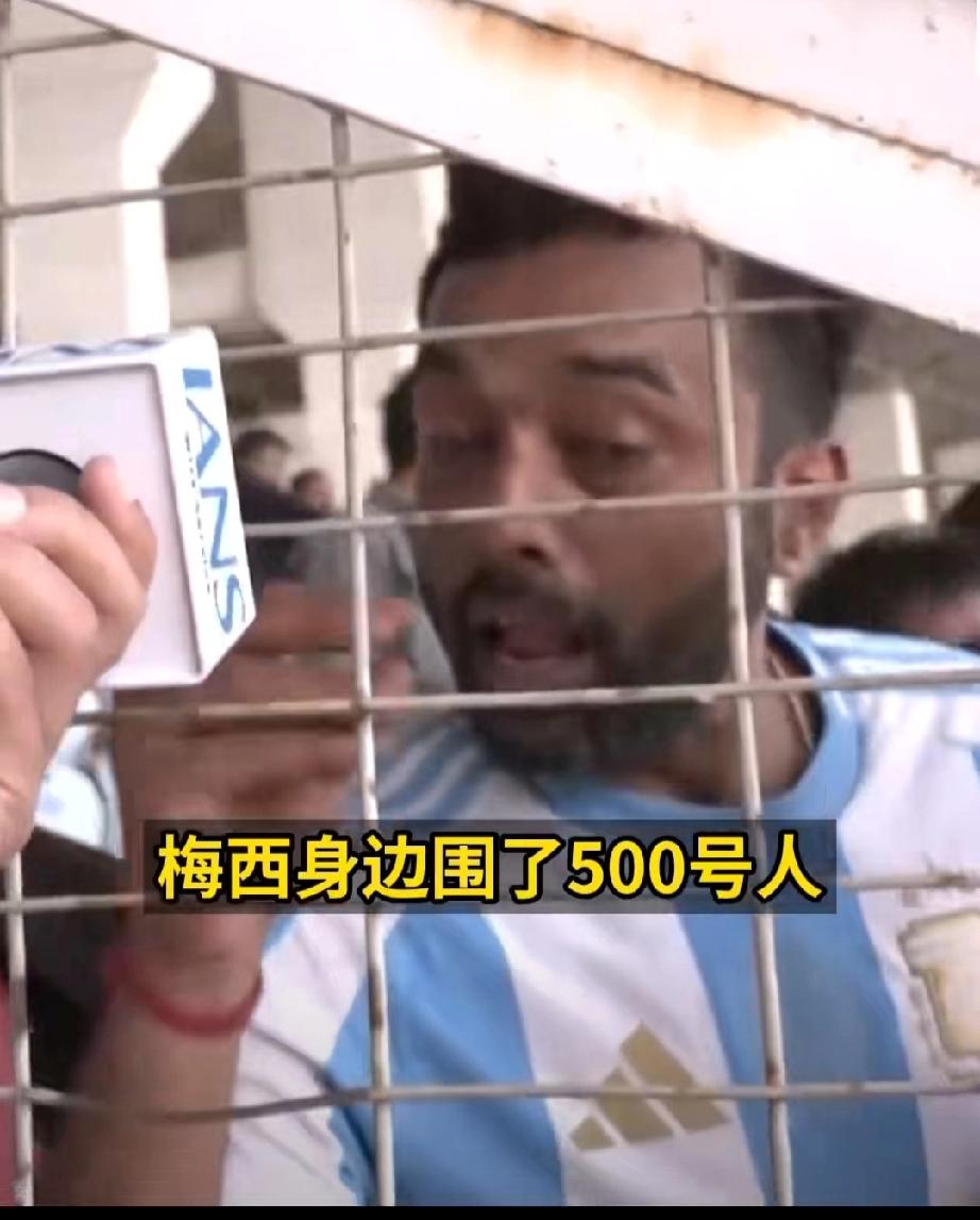 梅西印度活动只待10分钟球迷怒砸场。 梅西这样一幕，让人想起他曾经在香港那次连场