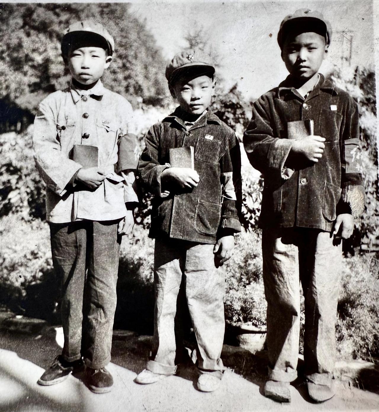 历史老照片分享1966年我七岁，记得那个年代军帽、腰带、徽章、红宝书这四样是拍照