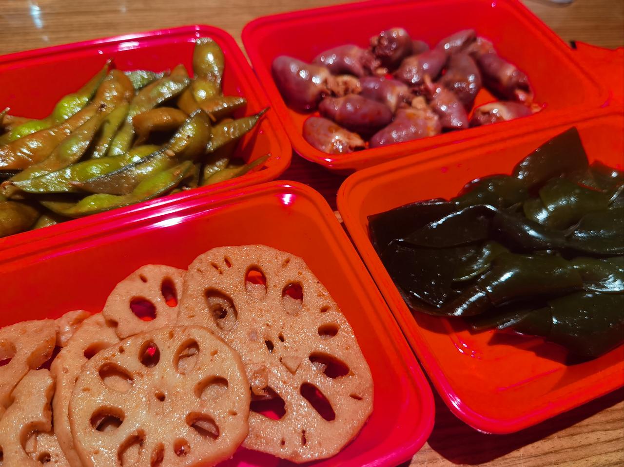 恒指公司通知称，由于绝味食品股份有限公司已被列为ST股票，故不再符合纳入恒生指数