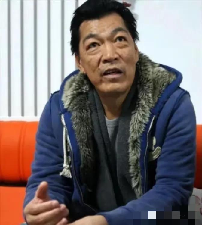 银幕上把恶人
演得让人恨得牙痒痒的成奎安，
现实里的人生比电影还让人揪心

他走