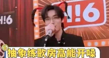 丁程鑫单手全程录完好六丁程鑫手受伤坐泳池边 丁程鑫单手全程录完好六，超敬业的好宝
