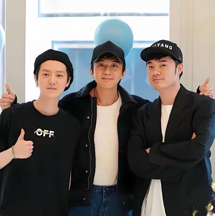 主持人向陈赫抛出问题：“如果要向别人借钱，你会找谁借？”陈赫环视一圈在场众人，目