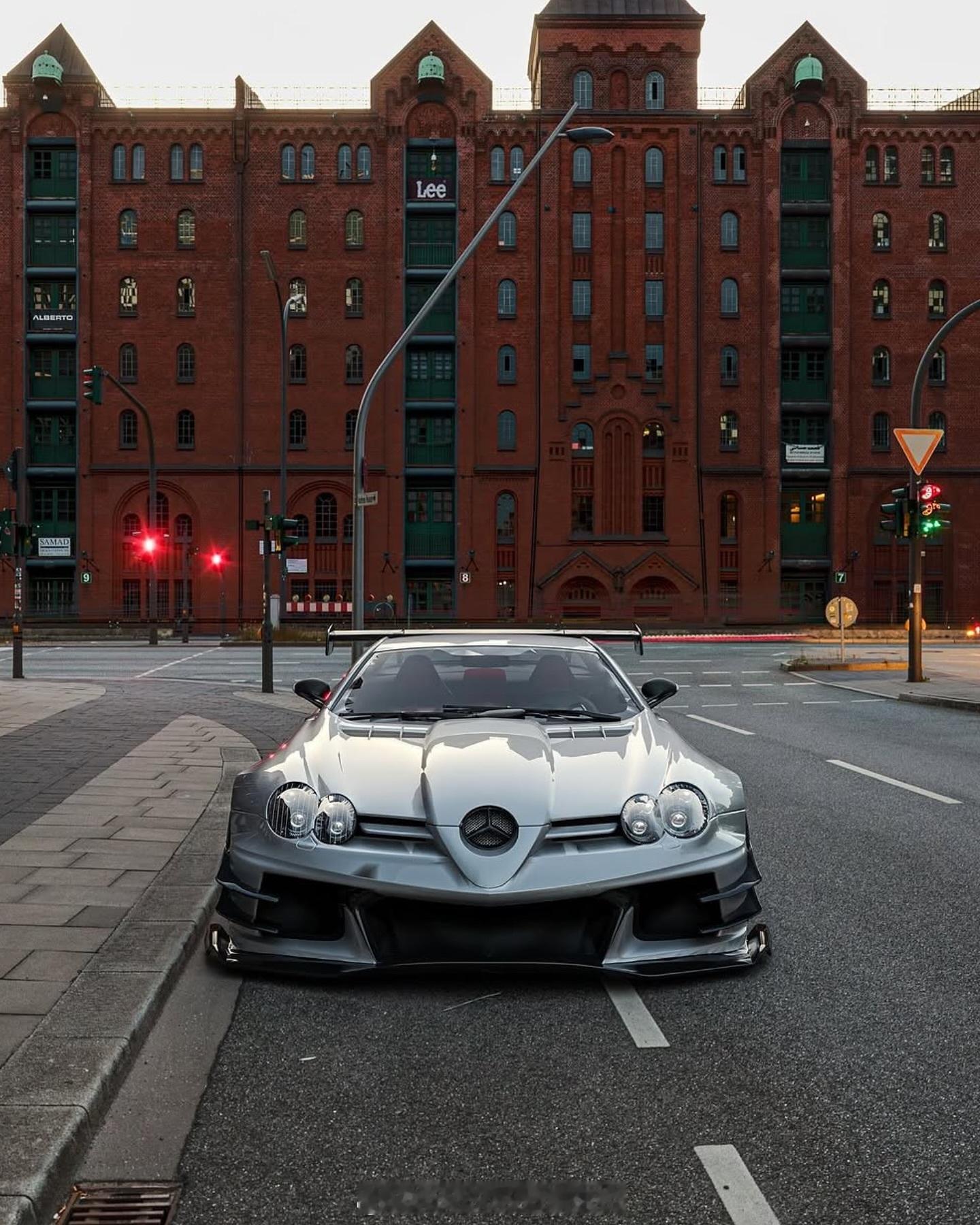 梅赛德斯-奔驰SLR诞生于21世纪初梅赛德斯和迈凯伦的合作关系。我一直都觉得它是