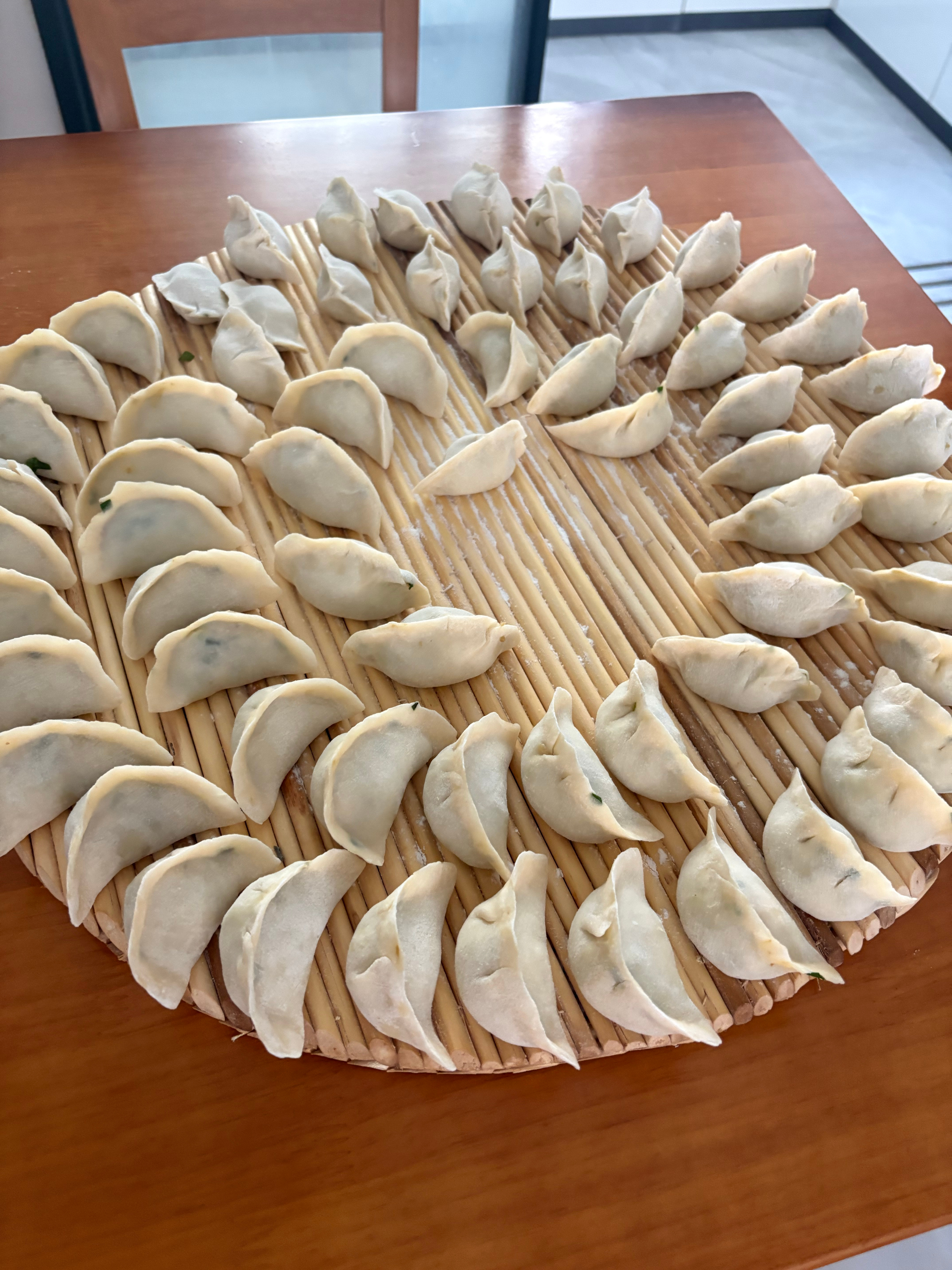 今天吃饺子，三个人整就是快，十二点的时候碗都刷完了 