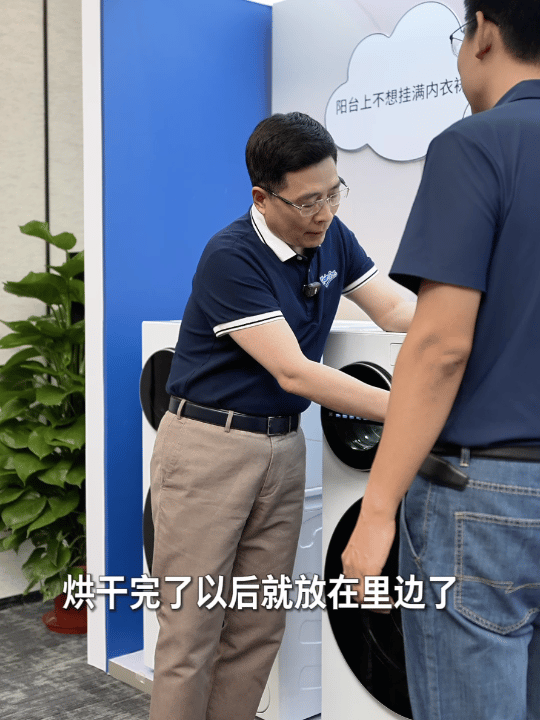 周云杰许愿池又又又又上新了 有网友在周总评论区担心真丝衣服会洗勾丝，周总又根据网