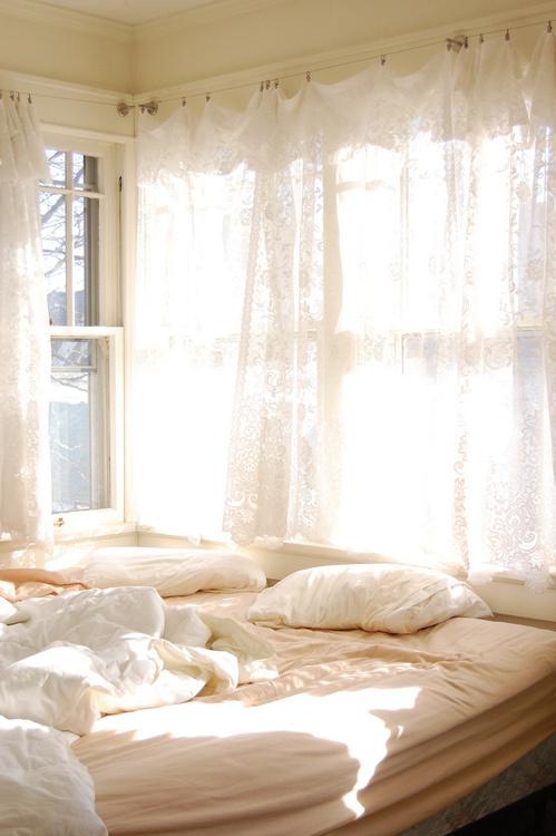 你有多久没赖床了
阳光透过落地窗
洒在床上
暖暖的
这种感觉真的很爽
外面阳光正