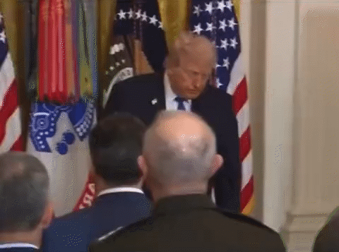 特朗普第一次蔫了吧唧的开了场新闻发布会！美以联军高强度轰炸了5天，结果战斗机刚一