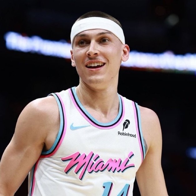 在扬尼斯·阿德托昆博和泰勒·希罗的交易完成后，一名球迷泄露了一些私信截图，这些私