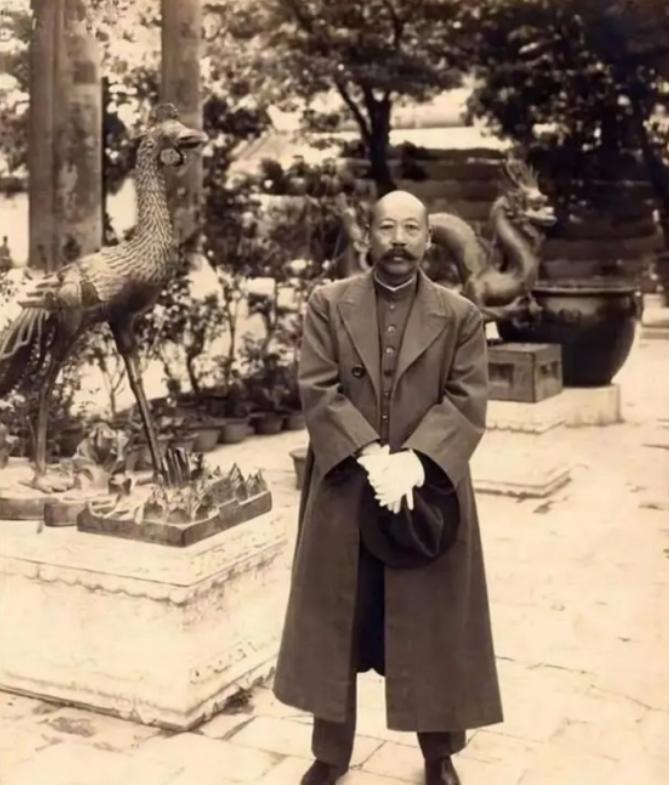 1924年，冯玉祥发动北京政变，将曹锐抓住，为了逼迫他吐点钱出来，冯玉祥派陈继淹