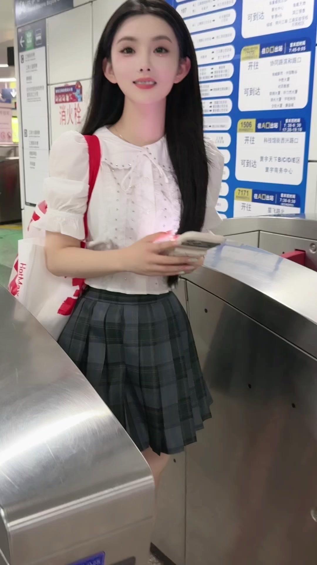 今天分享我的随性穿搭小技巧，梨形身材也能很出彩～
1️⃣选对版型：上宽下窄的A字