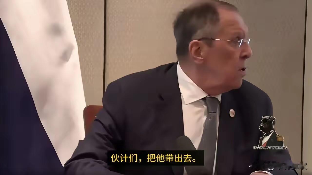 在新德里记者会上，俄罗斯外交部长拉夫罗夫对故意影响记者会的记者动怒，做的非常对，