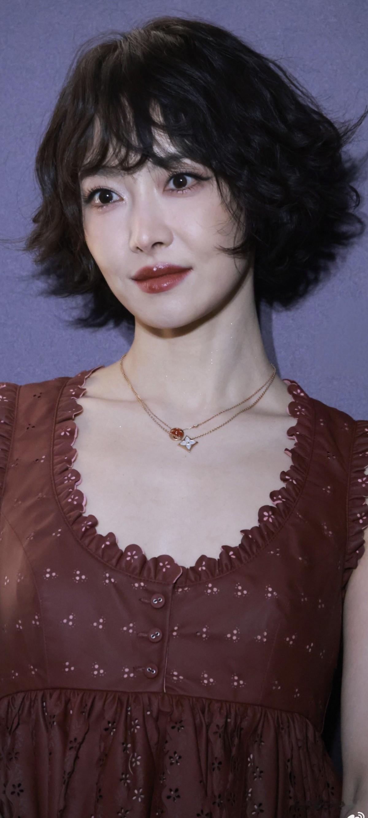 娱乐圈最受欢迎的女演员都有谁?宋茜今日第八届T风格论坛生图，好嫩啊！超级敬业的宋