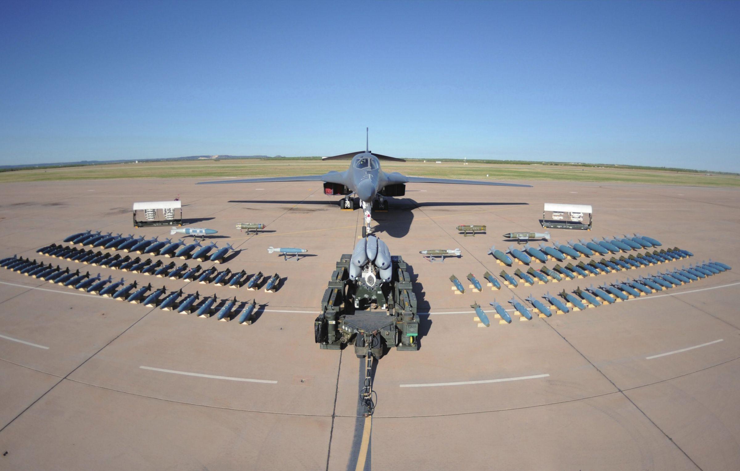 每天认识一件兵器 B-1“枪骑兵”轰炸机B-1“枪骑兵”（Lancer）轰炸机是