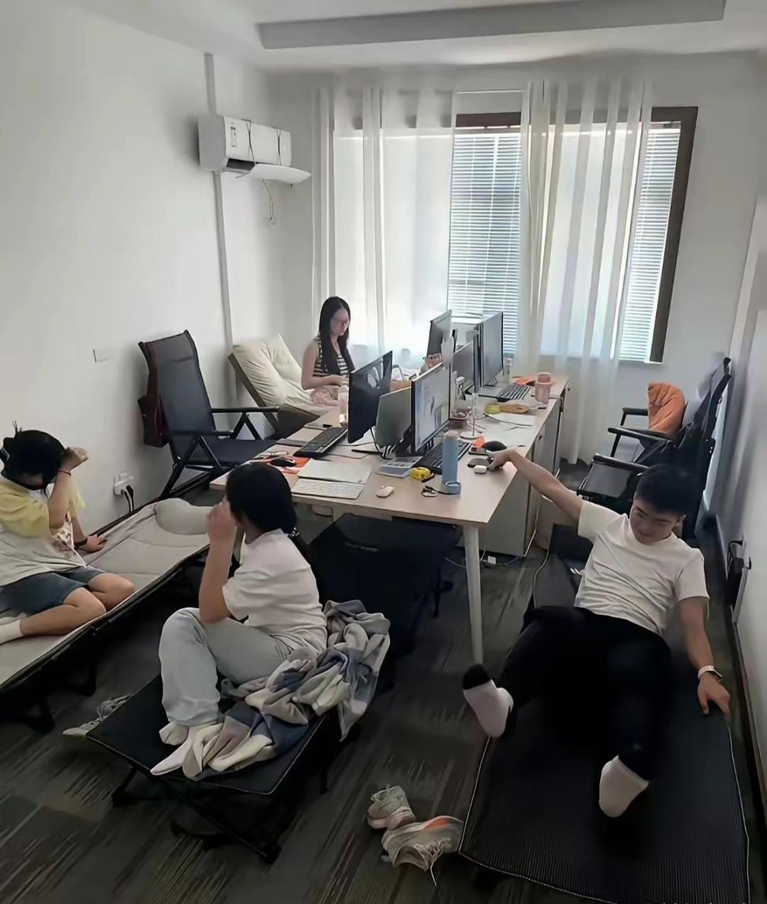 男女同一个办公桌午休，不尴尬吗？
其实，这样挺好的。。