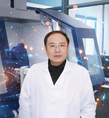 郭伟被曝学历造假！
跟着他署名的人要哭晕了！


郭伟学历造假的事被曝光
最惨的