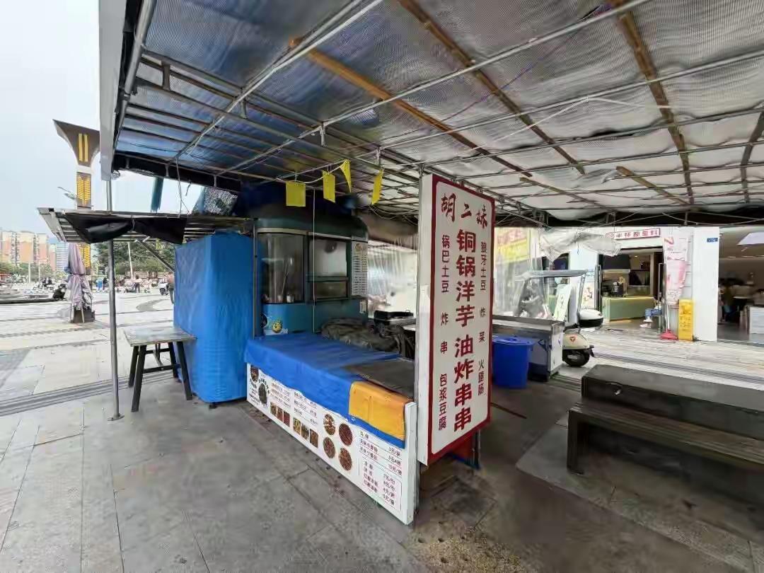 世间再无胡二妹，因为10元钱的炸菜，永远离开了这个世界。
真是心疼这个妹子，很年