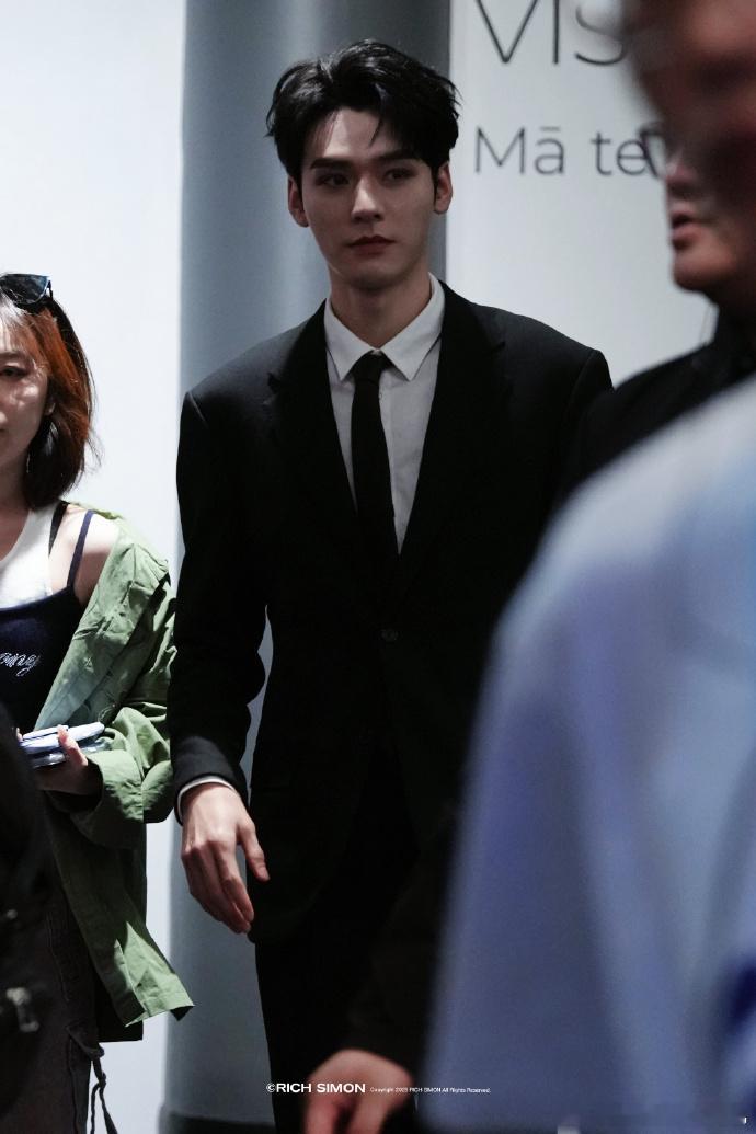 顶光战神龚俊穿西服出现了龚俊地球超新鲜2西装蛊感 顶光战神龚俊穿西服出现了，谁懂