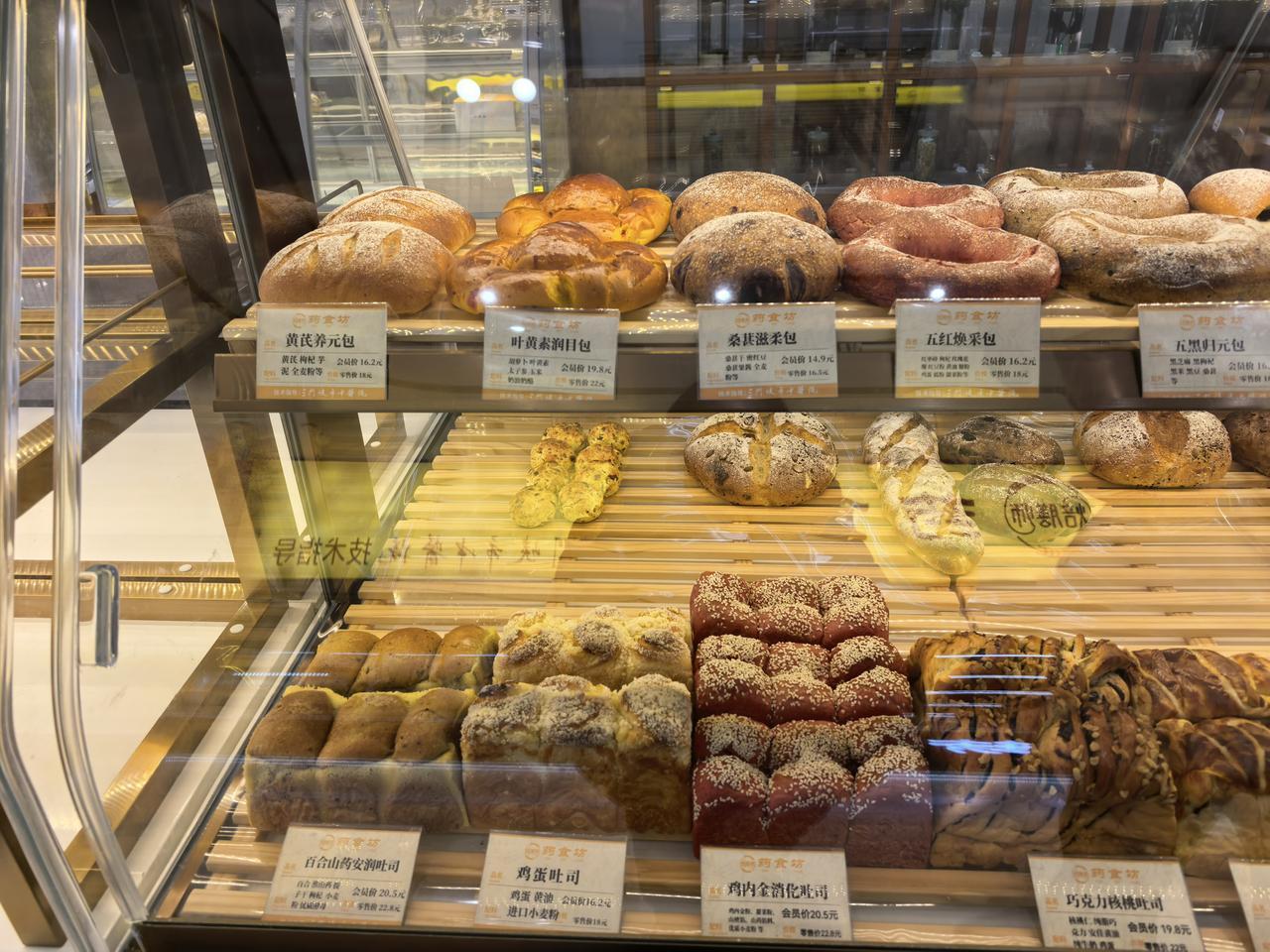 不懂现在年轻人的消费观，在孩子家看他们买的狗粮是五十斤一袋的，买抽纸是十提一袋，